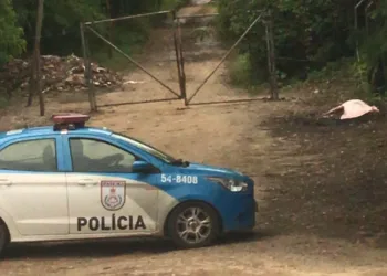MULHER É ENCONTRADA MORTA POR MORADORES EM BAIRRO DA ZONA OESTE (IMAGENS FORTES)