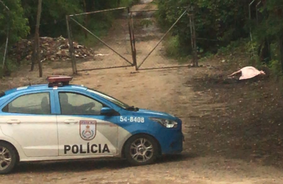 MULHER É ENCONTRADA MORTA POR MORADORES EM BAIRRO DA ZONA OESTE (IMAGENS FORTES)