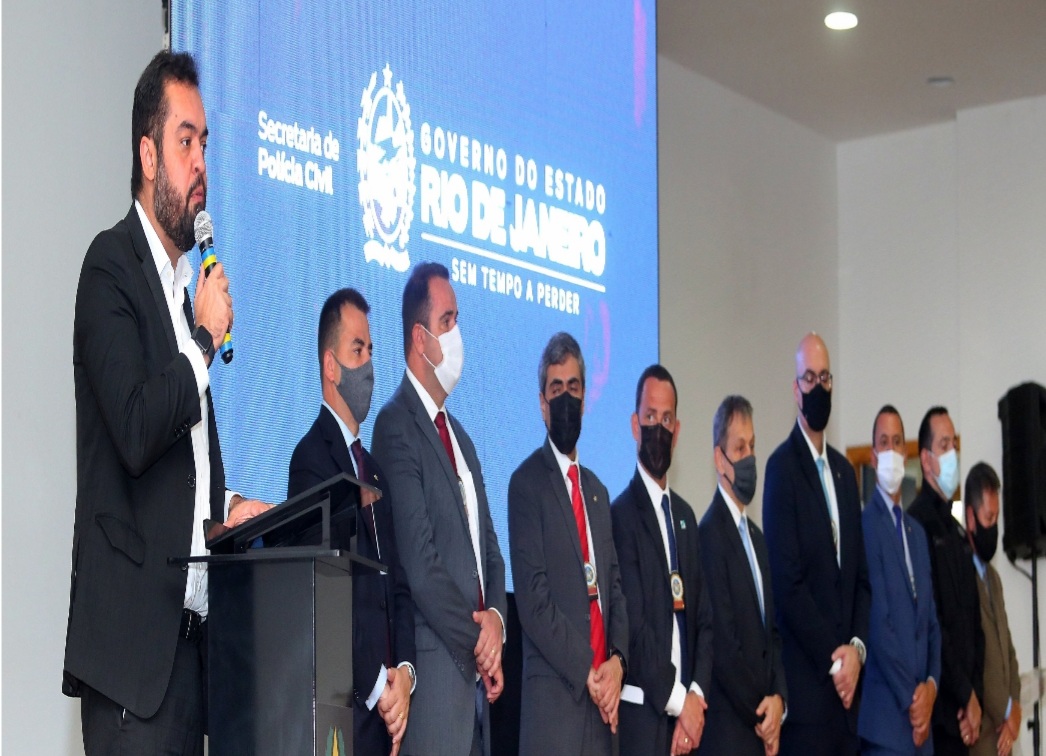 Governador homenageia policiais civis pela marca de mil milicianos presos