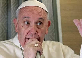 Papa diz que jovens estão nas redes sociais, mas são pouco sociáveis