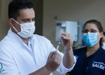 Município recebe 100 mil doses e retoma campanha de vacinação contra a gripe nesta sexta-feira