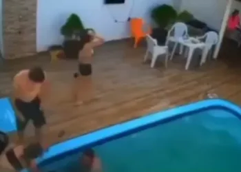 VIDEO: CRIANÇA TEM CABELO SUGADO EM RALO DE PISCINA