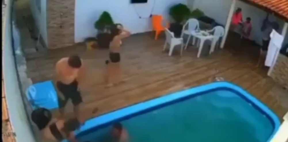 VIDEO: CRIANÇA TEM CABELO SUGADO EM RALO DE PISCINA
