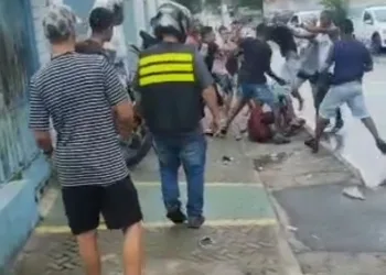 ( IMAGENS FORTES) JOVEM É ATROPELADO E ARRASTADO POR CARRO DURANTE BRIGA NO RJ