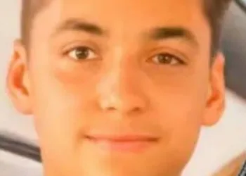 JOVEM MORRE APÓS LEVAR CHOQUE AO USAR CELULAR CARREGANDO