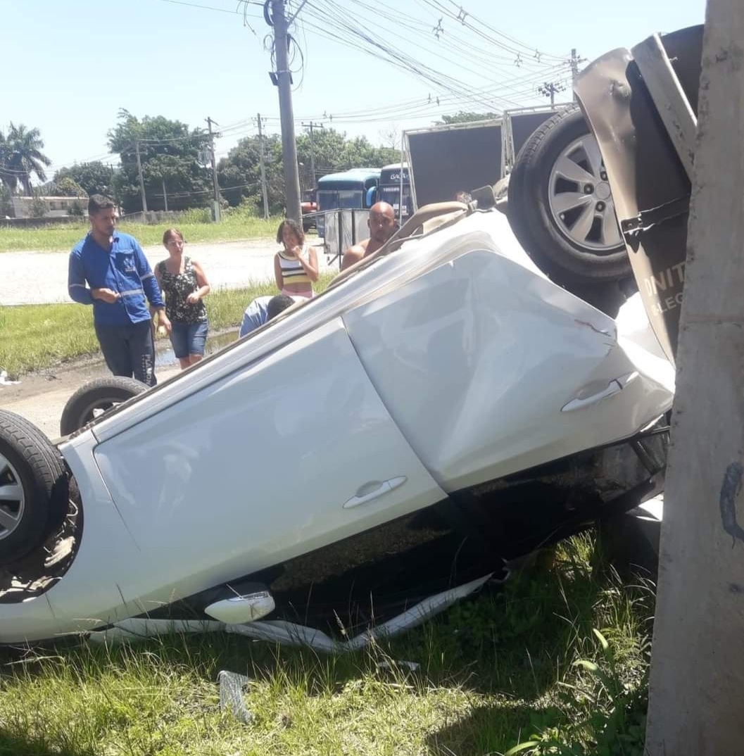 ( video) Acidente de carro deixa quatro mortos e um ferido em Itaguaí, RJ