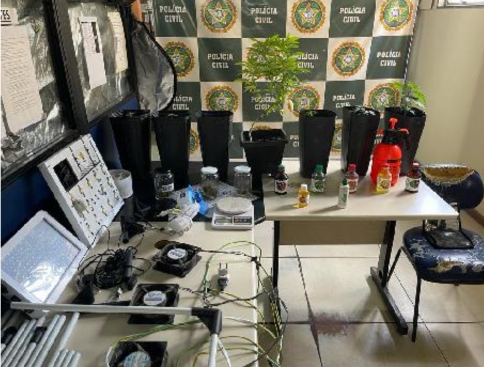 POLICIA PRENDE CASAL DE TRAFICANTES EM BARRA DE GUARATIBA