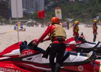 Bombeiros fazem mais de 600 resgates em praias do RJ no fim de semana