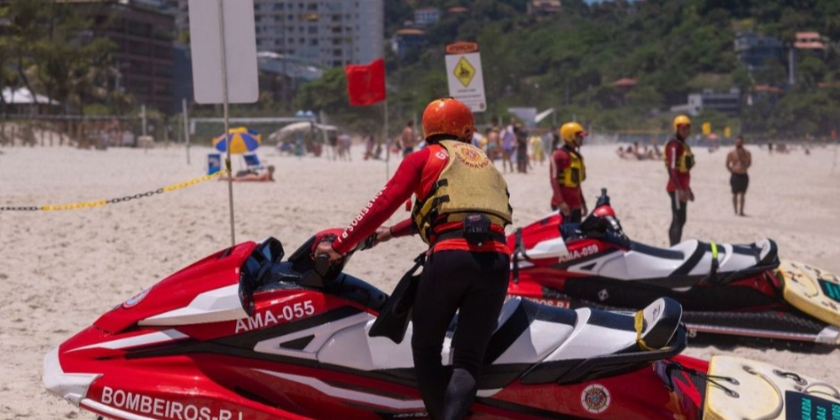 Bombeiros fazem mais de 600 resgates em praias do RJ no fim de semana