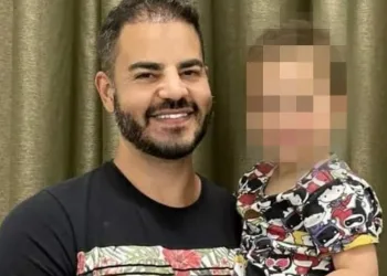 CRIANÇA DE 2 ANOS MORRE ENGASGADA COM TAMPA DE GARRAFA PET E PAI É ACUSADO DE NEGLIGÊNCIA