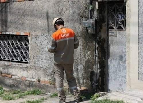 CLIENTES DA LIGHT RECLAMAM DE TROCA DE MEDIDORES DE ENERGIA SEM AUTORIZAÇÃO NO RIO