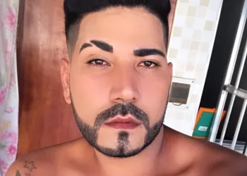 TRAVESTI ESFAQUEIA HOMEM ATÉ A MORTE NO RJ