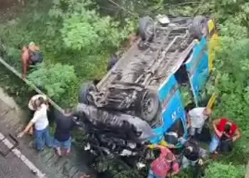 ( video)Acidente com van no RJ deixa um morto e 17 feridos