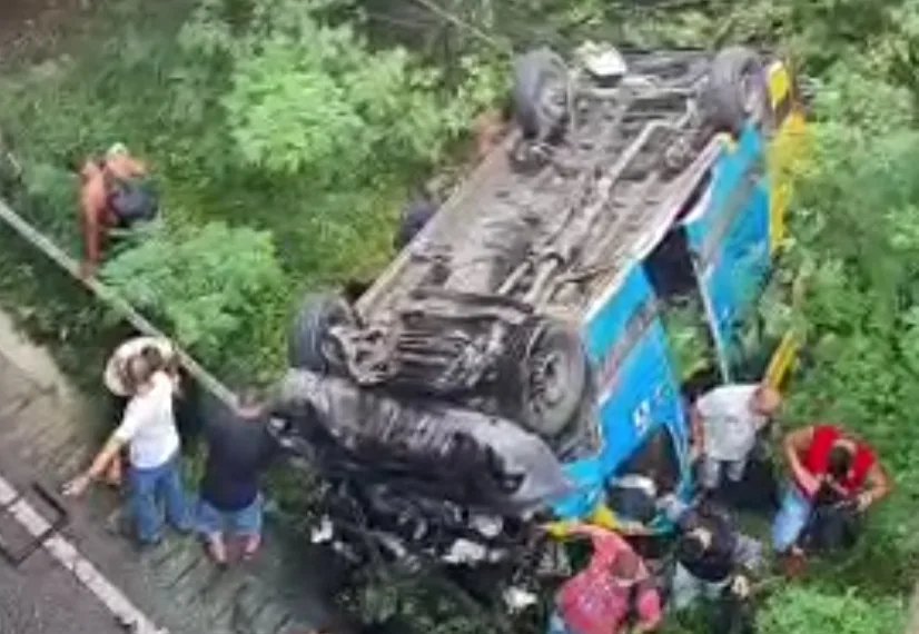 ( video)Acidente com van no RJ deixa um morto e 17 feridos