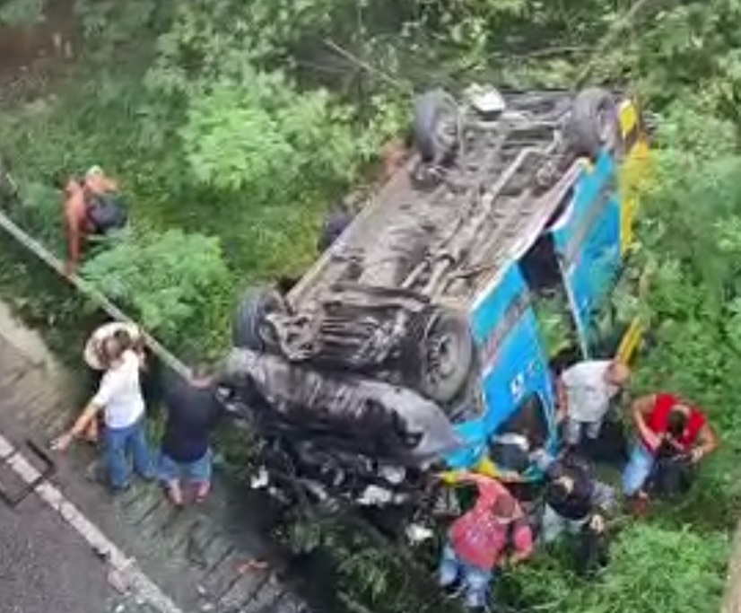 ( video)Acidente com van no RJ deixa um morto e 17 feridos