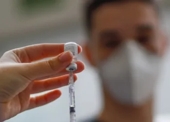 Covid-19: Paciente imunossuprimido que recebeu três doses da vacina vai tomar novo reforço. Entenda aqui