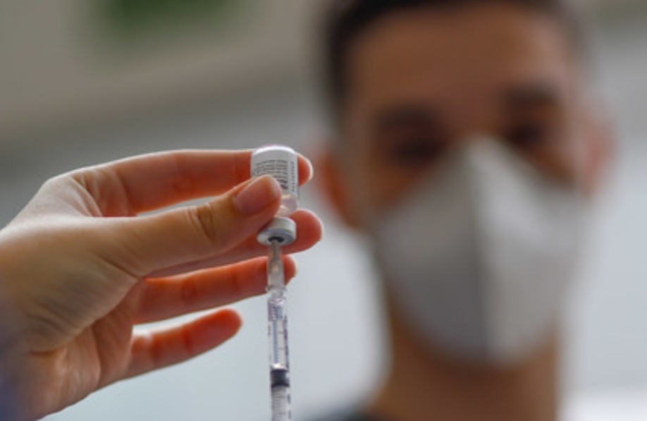 Covid-19: Paciente imunossuprimido que recebeu três doses da vacina vai tomar novo reforço. Entenda aqui