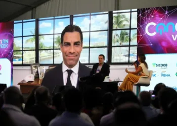 Prefeitos do Rio e Miami debatem no primeiro dia do maior encontro de inovação e tecnologia da América Latina