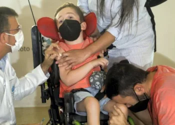 Rio recebe 100 mil doses de Coronavac e Pfizer para continuar vacinação infantil