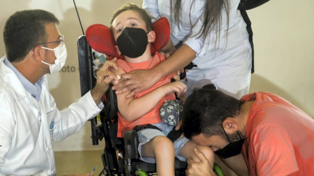Rio recebe 100 mil doses de Coronavac e Pfizer para continuar vacinação infantil