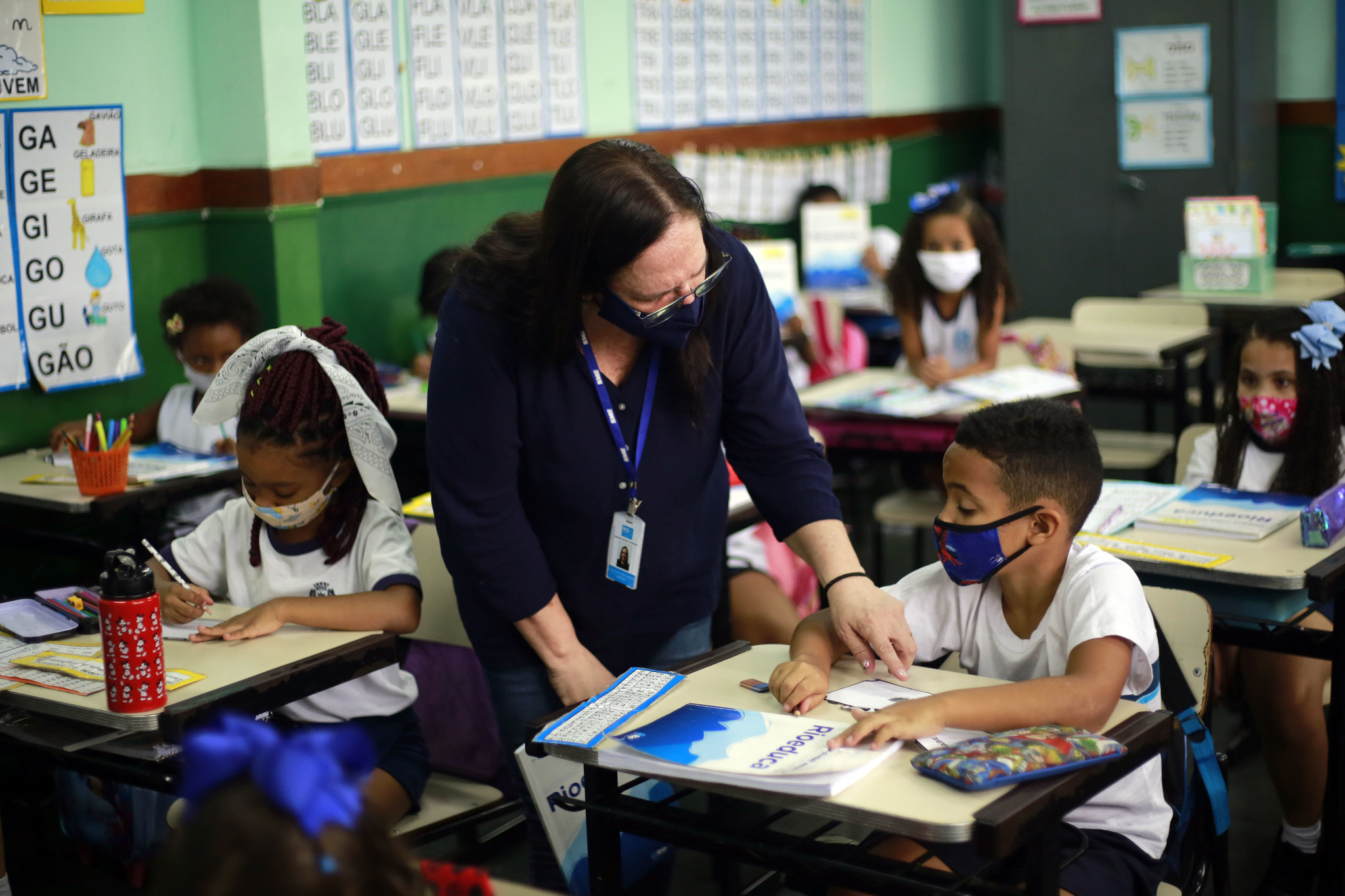 Educação migra 500 professores para 40 horas e aumenta capacidade de atendimento nas escolas