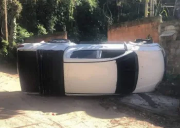 Mulher é encontrada morta dentro do carro tombado na Zona Oeste