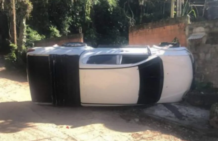 Mulher é encontrada morta dentro do carro tombado na Zona Oeste