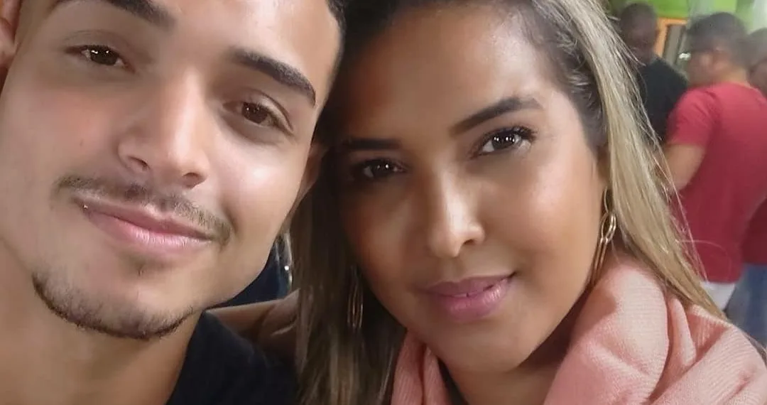 JOVEM É BALEADO NA CABEÇA AO ENTRAR DE CARRO POR ENGANO COM A MÃE EM FAVELA DO RIO