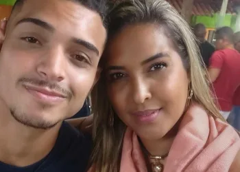 JOVEM É BALEADO NA CABEÇA AO ENTRAR DE CARRO POR ENGANO COM A MÃE EM FAVELA DO RIO