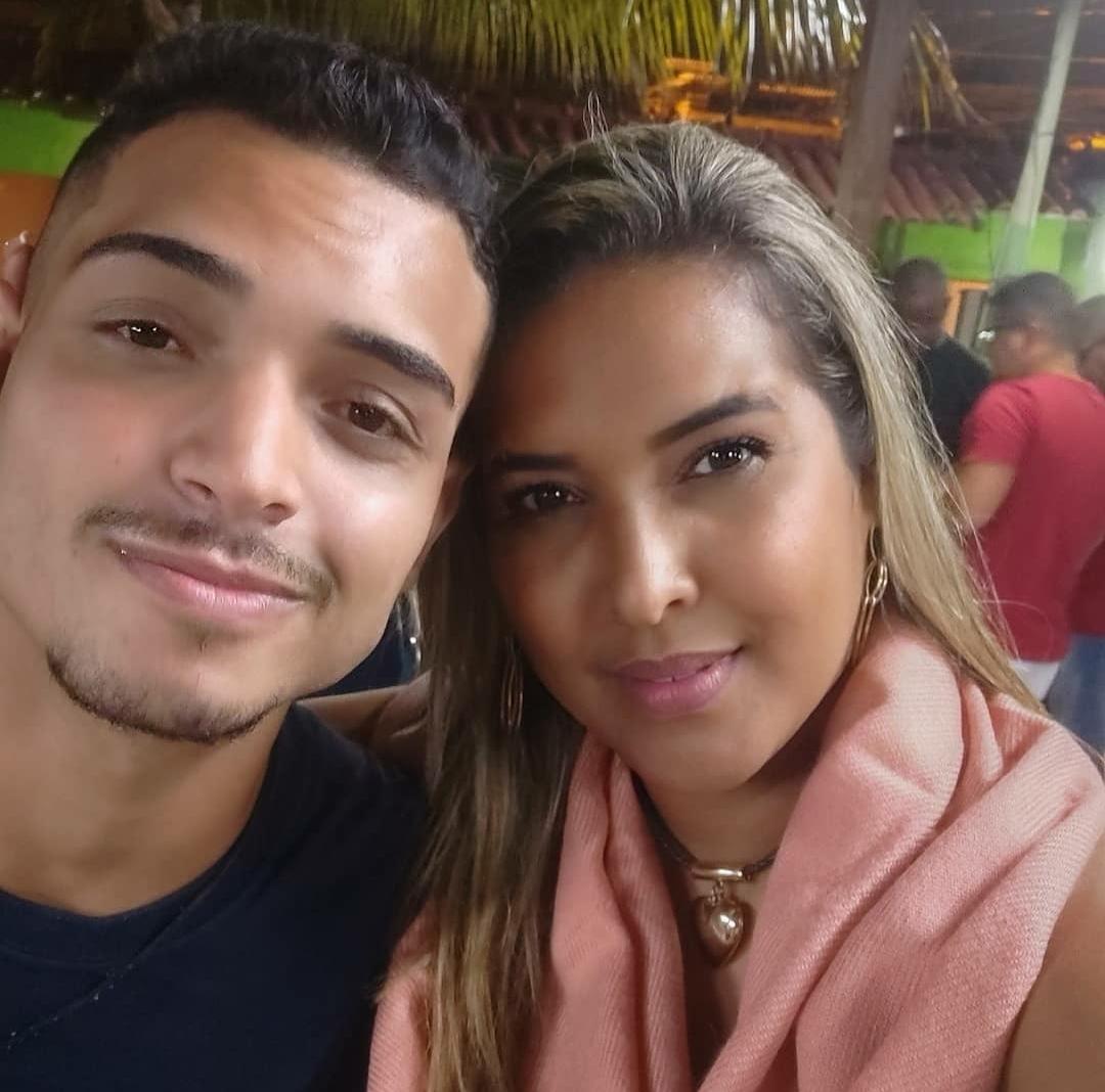 JOVEM É BALEADO NA CABEÇA AO ENTRAR DE CARRO POR ENGANO COM A MÃE EM FAVELA DO RIO