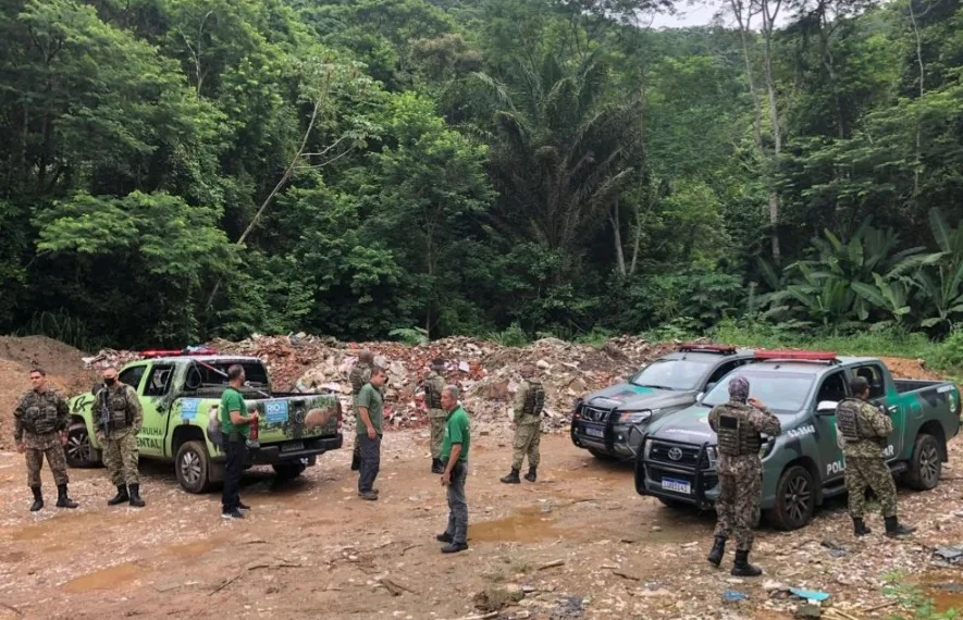 Secretaria de Meio Ambiente embarga local de despejo ilegal de resíduos ao lado do Parque da Pedra Branca