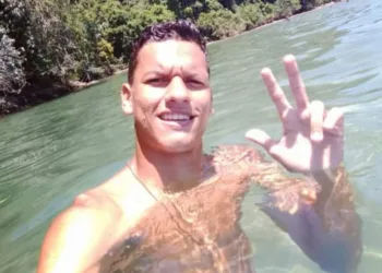 Jogador de futebol infarta e morre aos 20 anos após ouvir áudio no WhatsApp