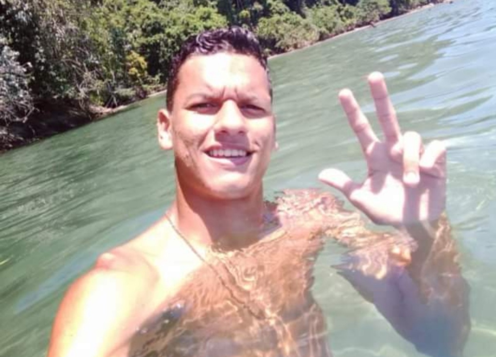 Jogador de futebol infarta e morre aos 20 anos após ouvir áudio no WhatsApp