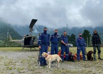 Bombeiros de Santa Catarina chegam a Petrópolis para reforçar buscas