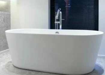 Esposa alega que engravidou sozinha em banheira de hotel, e marido vai à Justiça