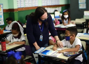 Educação migra 500 professores para 40 horas e aumenta capacidade de atendimento nas escolas