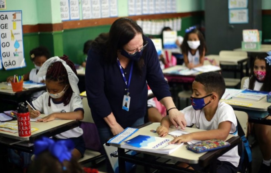 Educação migra 500 professores para 40 horas e aumenta capacidade de atendimento nas escolas
