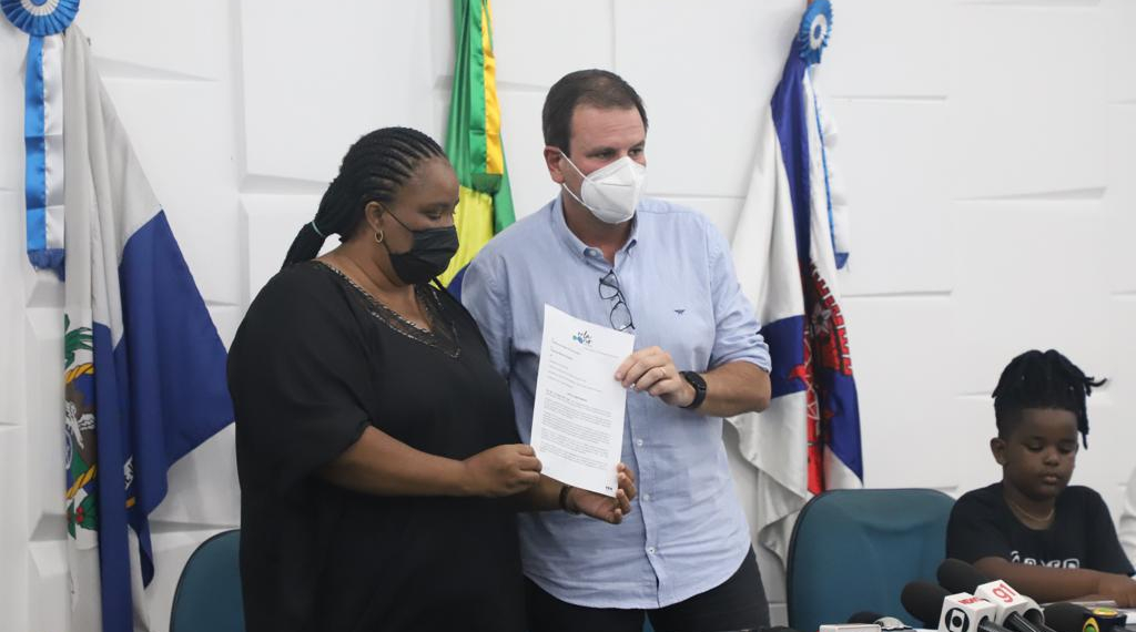 Prefeitura formaliza a entrega da concessão de quiosques para a família de Moïse Kabagambe