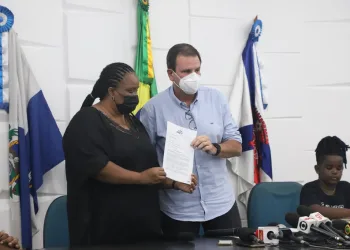Prefeitura formaliza a entrega da concessão de quiosques para a família de Moïse Kabagambe