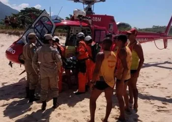 Bombeiros salvam nove pessoas após naufrágio na Restinga da Marambaia