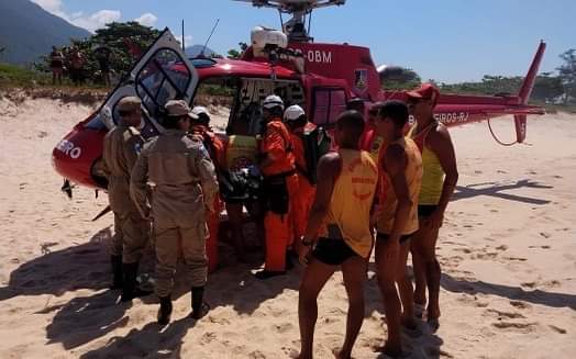 Bombeiros salvam nove pessoas após naufrágio na Restinga da Marambaia