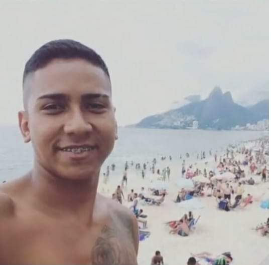 JOVEM FOI MORTO NO RJ QUANDO PULAVA O MURO DA CASA DO PAI POIS TINHA ESQUECIDO