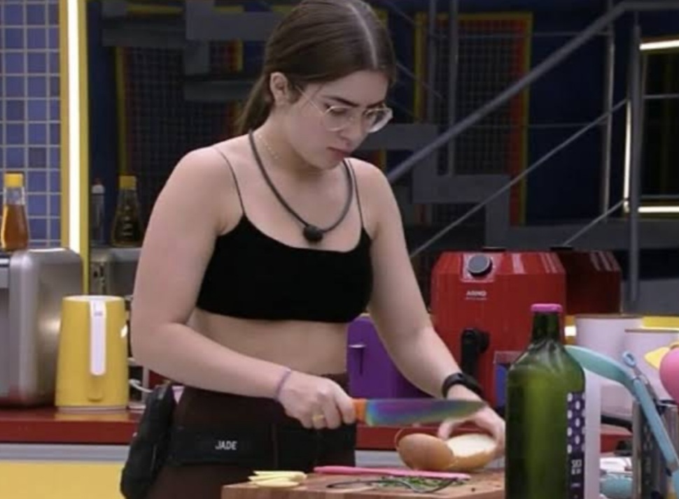 Jade Picon descobre  no bbb que cortar cebola faz a pessoa chorar…