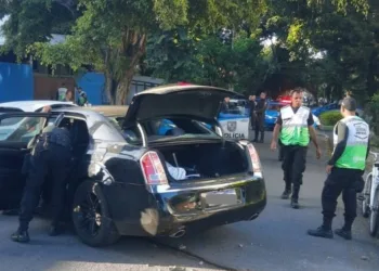 Perseguição policial acaba em tiroteio e engavetamento na Barra da Tijuca