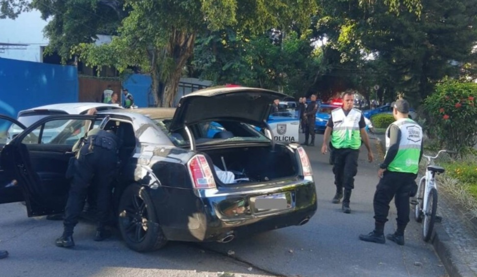 Perseguição policial acaba em tiroteio e engavetamento na Barra da Tijuca