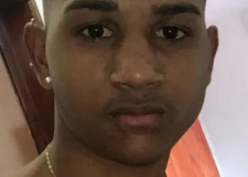 Jovem é morto enquanto caminhava em bairro do Rio