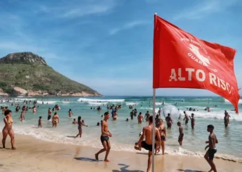 Bombeiros buscam banhista desaparecido na praia do Recreio