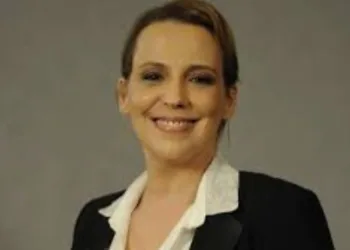 ATRIZ ANA BEATRIZ NOGUEIRA RETIRA TUMOR DO PULMÃO E ESTÁ CURADA DO CÂNCER