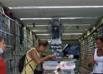 Máscaras deveriam ser mantidas em ambientes fechados, diz especialista