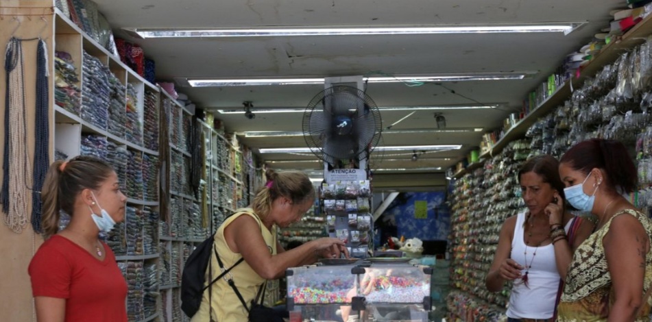 Máscaras deveriam ser mantidas em ambientes fechados, diz especialista